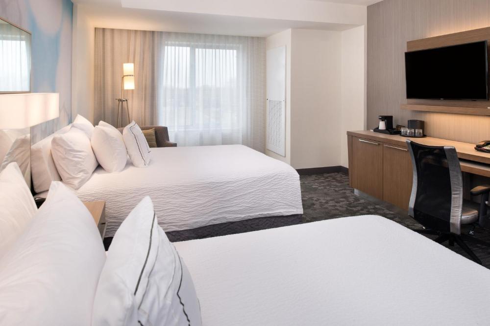 Queen Suite with Sofa Bed and Adapted Tub - Mobility Accessible interior